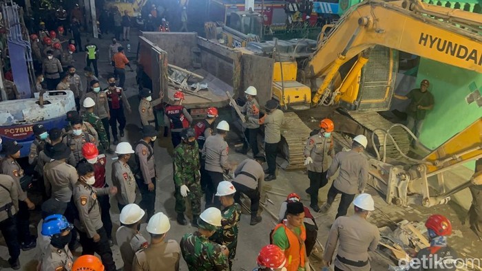 Evakuasi reruntuhan di Ponpes Sidoarjo