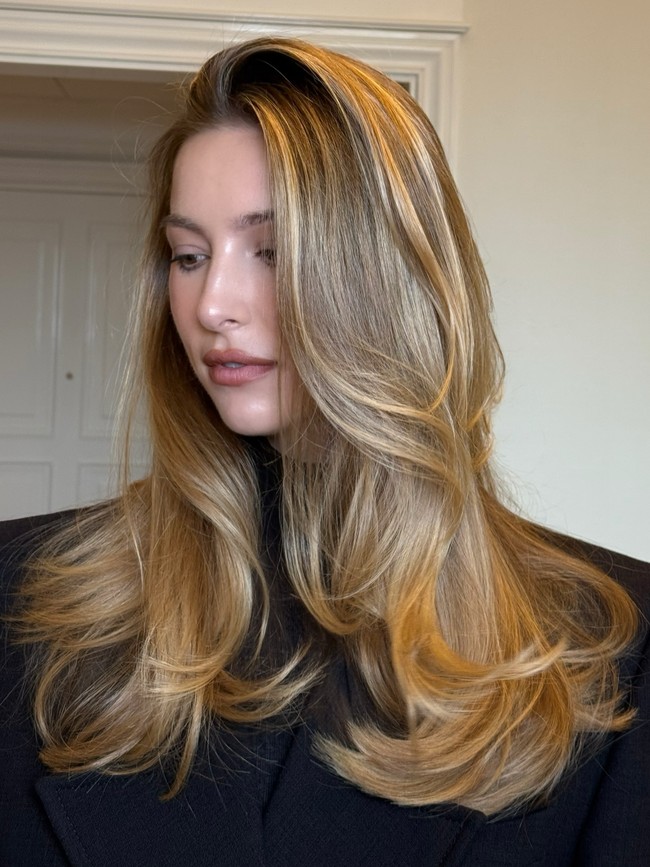 Putri co-founder Apple itu pun tampil dengan nuansa yang elegan. Dalam postingannya, ia terlihat mengenakan padanan turtle neck dan blazer hitam dengan celana abu. Foto: Instagram