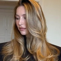 Putri co-founder Apple itu pun tampil dengan nuansa yang elegan. Dalam postingannya, ia terlihat mengenakan padanan turtle neck dan blazer hitam dengan celana abu. Foto: Instagram