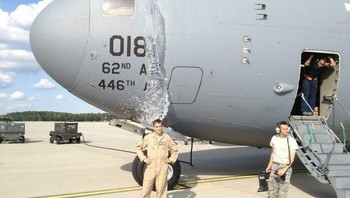 Detik-detik disiram dari atas. Foto: Boredpanda