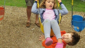 Semoga dagu bocah ini aman-aman saja ya. Foto: Boredpanda