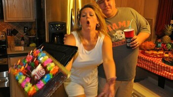 Kue ulang tahun tiba-tiba terjatuh. Foto: Boredpanda