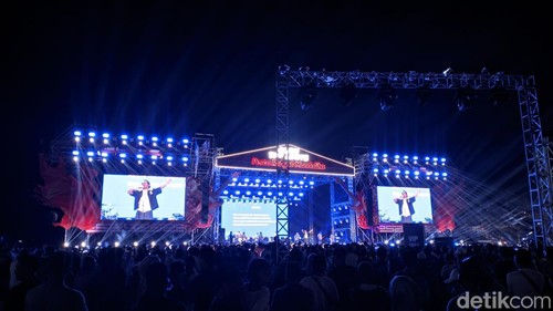 Band Koplo Guyon Waton Gebrak Panggung Pesta Rakyat Mandalika pada event MotoGP Mandalika 2025, Sabtu malam (4/10/2025). (Ahmad Viqi/detikBali).