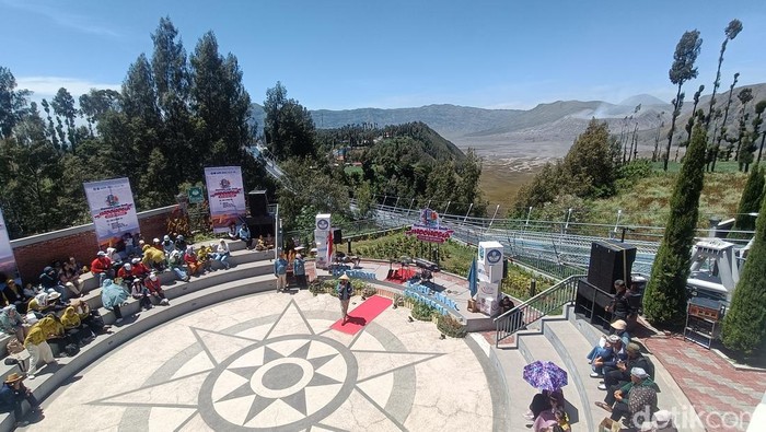Harmoni Lagu Anak dan Budaya Nusantara di Jembatan Kaca Seruni Point Bromo.