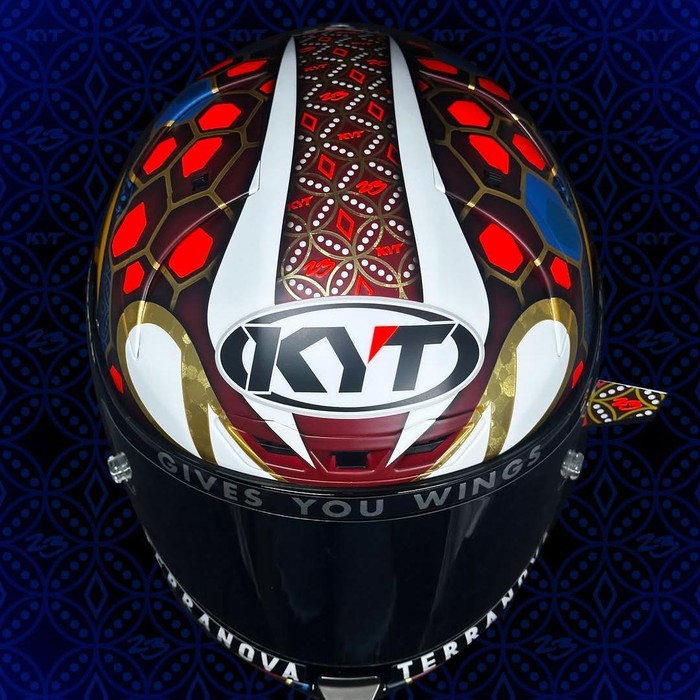 Helm pembalap Enea Bastianini bermotif batik dan komodo