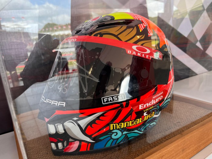 Helm Valentino Rossi dilelang