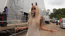 Wujud HorsegiirL: DJ Setengah Wanita, Setengah Kuda
