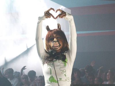 Wujud HorsegiirL: DJ Setengah Wanita, Setengah Kuda