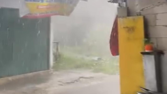 Hujan es dan angin kencang di Tamansari Bogor
