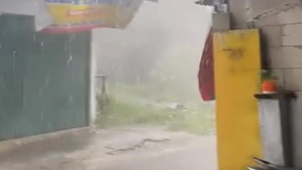 Hujan es dan angin kencang di Tamansari Bogor
