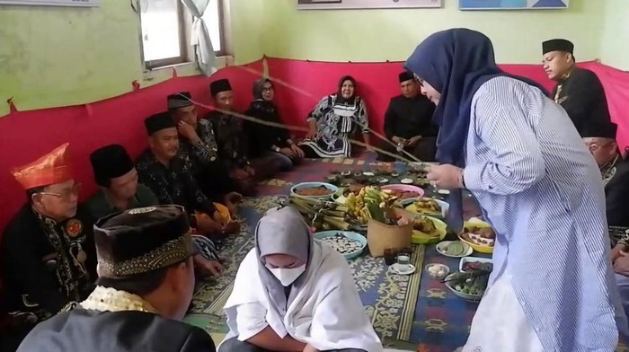 Warga di Rejang Lebong menjalani hukum adat usai kepergok selingkuh