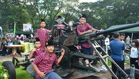 Anak-anak dan pelajar berebut kesempatan melihat langsung kendaraan tempur, senjata, hingga perlengkapan prajurit. Suasana makin ramai karena banyak warga mengabadikan momen dengan ponsel mereka. (Dok. Kodam I/BB)