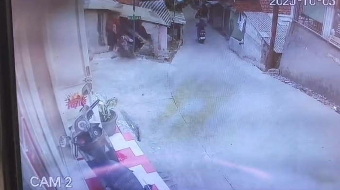 Ibu-ibu tabrak bangunan hingga hancur di jalan turunan Bogor.