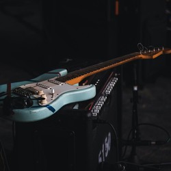 Gak Banyak yang Tahu, Kira-kira Begini Aturan Bawa Alat Musik ke Pesawat