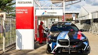Petugas mengisi Pertamax Turbo ke kendaraan Safety Car MotoGP di area Sirkuit Mandalika, Lombok Tengah, NTB. Foto: ANTARA FOTO/Andrianto A
