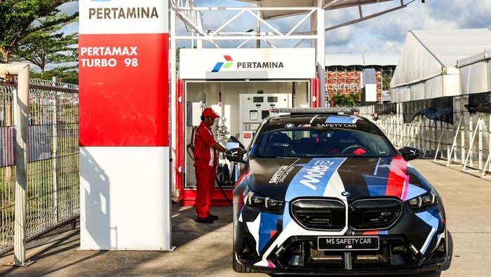 Petugas mengisi bahan bakar minyak pertamax turbo ke kendaraan 