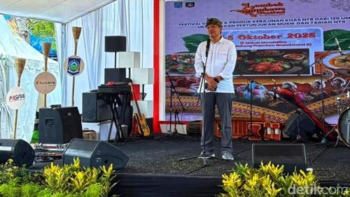 Kepala Dinas Pariwisata NTB Ahmad Nur Aulia saat ditemui di Sirkuit Mandalika, Sabtu (4/10/2025). (Ahmad Viqi/detikBali).