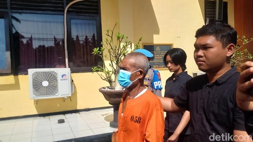IMS kakek berusia 75 tahun saat dihadirkan di Polres Buleleng, Sabtu (4/10/2025).