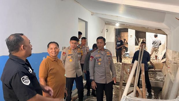 Kapolres Kepulauan Seribu AKBP Argadija Putra mengecek kesiapan dapur SPPG di Cipinang Muara, Sabtu (4/10/2025).