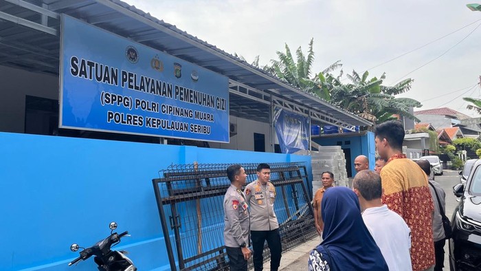 Kapolres Kepulauan Seribu AKBP Argadija Putra mengecek kesiapan dapur SPPG di Cipinang Muara, Sabtu (4/10/2025).