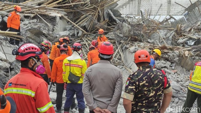 Kapolresta Sidoarjo Turun Langsung Pantau Evakuasi Korban Runtuhnya Ponpes Al Khoziny