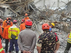 Kapolresta Sidoarjo Turun Langsung Pantau Evakuasi Korban Ponpes Al Khoziny