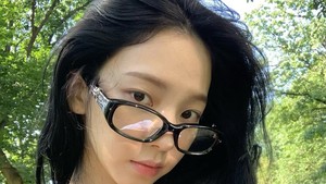 Di bawah sinar matahari, Karina tampak kayak bidadari yang baru turun dari langit. Foto: Instagram Karina aespa