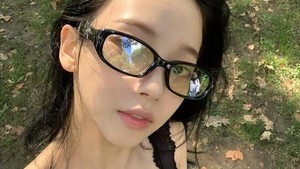 Selfie di taman dengan wajah bare face? Karina tetap kelihatan effortlessly cantik! Foto: Instagram Karina aespa
