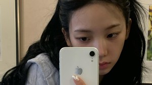 Meski tanpa riasan, Karina tetap pancarkan aura idol sejati di depan cermin. Foto: Instagram Karina aespa