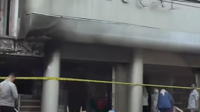 Toko pakaian sekaligus cafe di Palembang terbakar