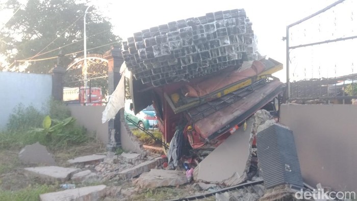 Kondisi truk menabrak pagar usai terlihat kecelakaan dengan mobil APV di Jalan Pakis-Daleman, Wonosari, Klaten, Sabtu (4/101/2025).