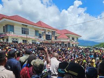 Duduk Perkara Tradisi Bakar Batu Ricuh Berujung Bupati-Wakapolres Yalimo Luka