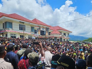 Duduk Perkara Tradisi Bakar Batu Ricuh Berujung Bupati-Wakapolres Yalimo Luka