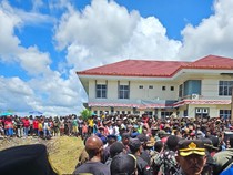 Kantor Bupati Yalimo-2 Mobil Dinas Rusak Imbas Ricuh Jelang Prosesi Damai