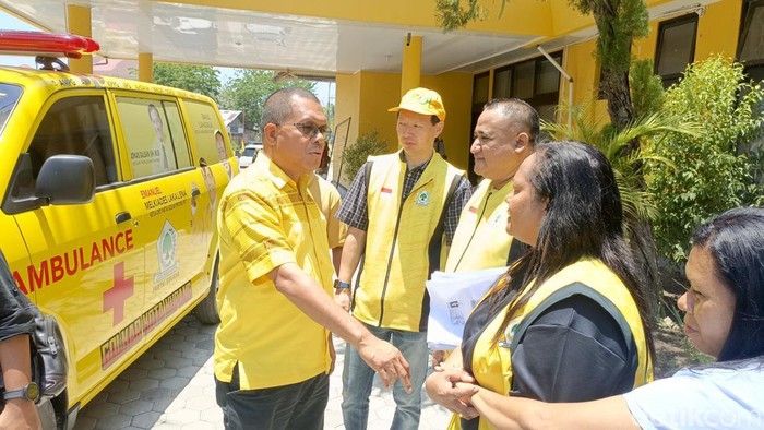 Ketua DPD Golkar NTT Melki Laka Lena, saat berdiskusi dengan kader Golkar di Sekretariat DPD Golkar NTT. (Foto: Simon Selly/detikBali)