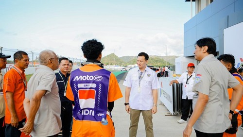 Ketua Umum Ikatan Motor Indonesia (IMI) Moreno Soeprapto, saat meninjau kesiapan Marshal di Sirkuit Mandalika jelang hari kedua MotoGP 2025. (Foto: MGPA)