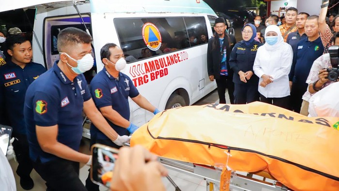 Khofifah saat evakuasi korban ponpes di Sidoarjo