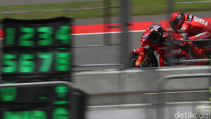 Pembalap Ducati Lenovo Marc Marquez menjalani kualifikasi MotoGP Indonesia 2025 di Sirkuit Internasional Pertamina Mandalika, Lombok Tengah, Nusa Tenggara Barat, Sabtu (4/10/2025). Marc Marquez akan start dari posisi 9.