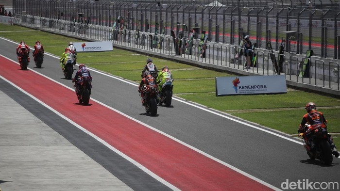 Sejumlah pembalap bersiap menjalani kualifikasi MotoGP Indonesia 2025 di Sirkuit Internasional Pertamina Mandalika, Lombok Tengah, Nusa Tenggara Barat, Sabtu (4/10/2025).