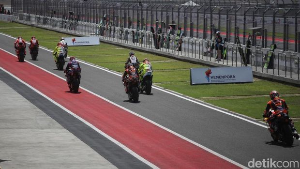 Sejumlah pembalap bersiap menjalani kualifikasi MotoGP Indonesia 2025 di Sirkuit Internasional Pertamina Mandalika, Lombok Tengah, Nusa Tenggara Barat, Sabtu (4/10/2025).
