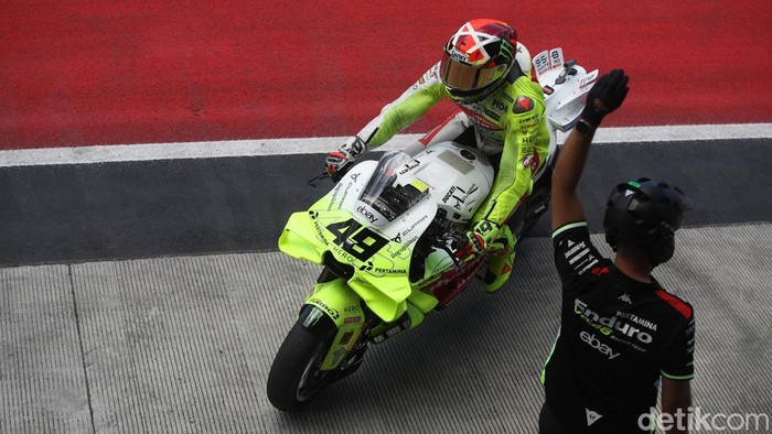 Pembalap Pertamina Enduro VR46 Racing Team Fabio Di Giannantonio (49) usai menjalani kualifikasi MotoGP di Sirkuit Internasional Pertamina Mandalika, Lombok Tengah, Nusa Tenggara Barat, Sabtu (4/10/2025). Fabio akan stat dari urutan ke 11.