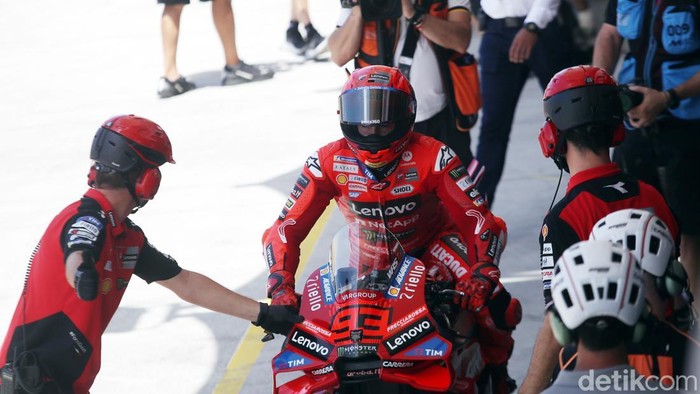 Pembalap Ducati Lenovo Marc Marquez bersiap menjalani kualifikasi MotoGP Indonesia 2025 di Sirkuit Internasional Pertamina Mandalika, Lombok Tengah, Nusa Tenggara Barat, Sabtu (4/10/2025).