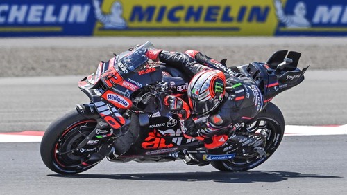 Pembalap Aprilia Racing Marco Bezzecchi memacu kecepatan sepeda motornya dalam sesi kualifikasi Q2 MotoGP Indonesia 2025 di Sirkuit Internasional Pertamina Mandalika, Lombok Tengah, Nusa Tenggara Barat, Sabtu (4/10/2025). Marco Bezzecchi meraih pole position atau tempat pertama dalam posisi start MotoGP Mandalika 2025 setelah menjadi yang tercepat dalam sesi kualifikasi Q2 dengan catatan waktu terbaiknya 1 menit 28,832 detik.ANTARA FOTO/Ahmad Subaidi/tom.
