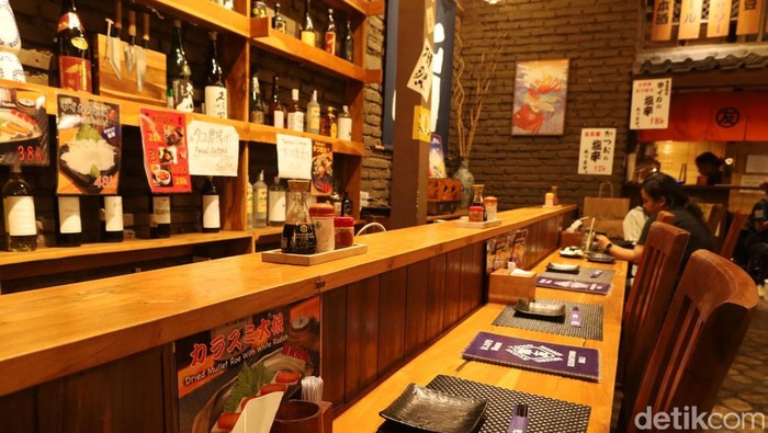 Restoran Kushitomo Bali dengan interior khas bar di Jepang, Sabtu (4/10/2025). (Aryo Mahendro/detikBali).