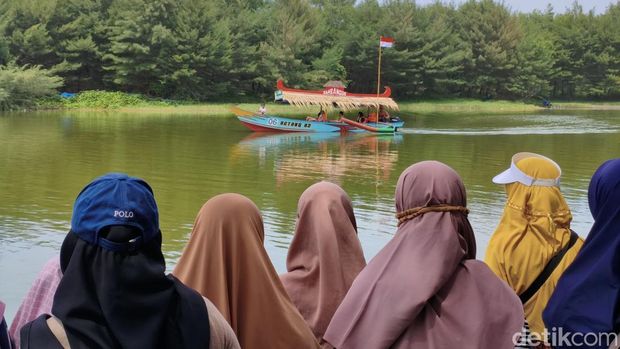 Penampilan perahu wisata dalam lomba perahu hias 2025 di Laguna Glagah, Temon, Kulon Progo, Sabtu (4/10/2025).