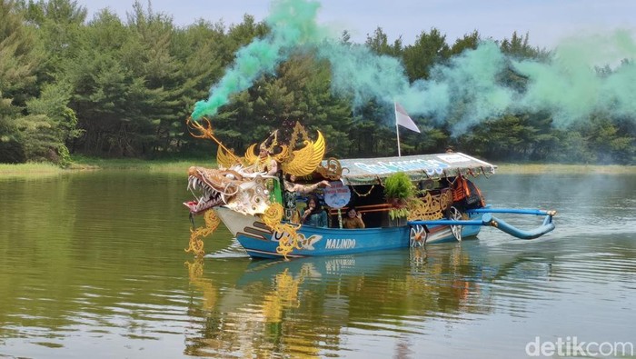 Penampilan perahu wisata dalam lomba perahu hias 2025 di Laguna Glagah, Temon, Kulon Progo, Sabtu (4/10/2025).
