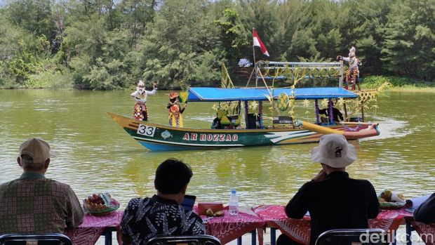 Penampilan perahu wisata dalam lomba perahu hias 2025 di Laguna Glagah, Temon, Kulon Progo, Sabtu (4/10/2025).