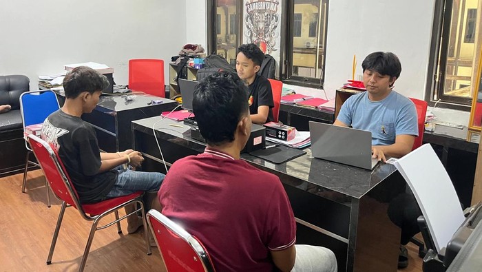 Pelaku pembobol rumah warga di Jatisrono, Wonogiri diperiksa petugas di Mapolres Wonogiri.