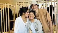 Pemain film Lyora ini tak pernah absen merayakan ulang tahun sang putri. Tahun lalu, ketika Jizzy berusia ke-11 tahun, ia dan Vino juga memberi kue lucu dan menyiapkan agenda makan Jizzy bersama teman-temannya. Foto: Instagram marshatimothy