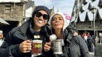 Cheers, tulis Vino dalam keterangan foto yang juga diunggah Marsha. Mereka kompak mencicipi butterbeer di The Wizarding World of Harry Potter, Universal Studios Jepang. Foto: Instagram marshatimothy